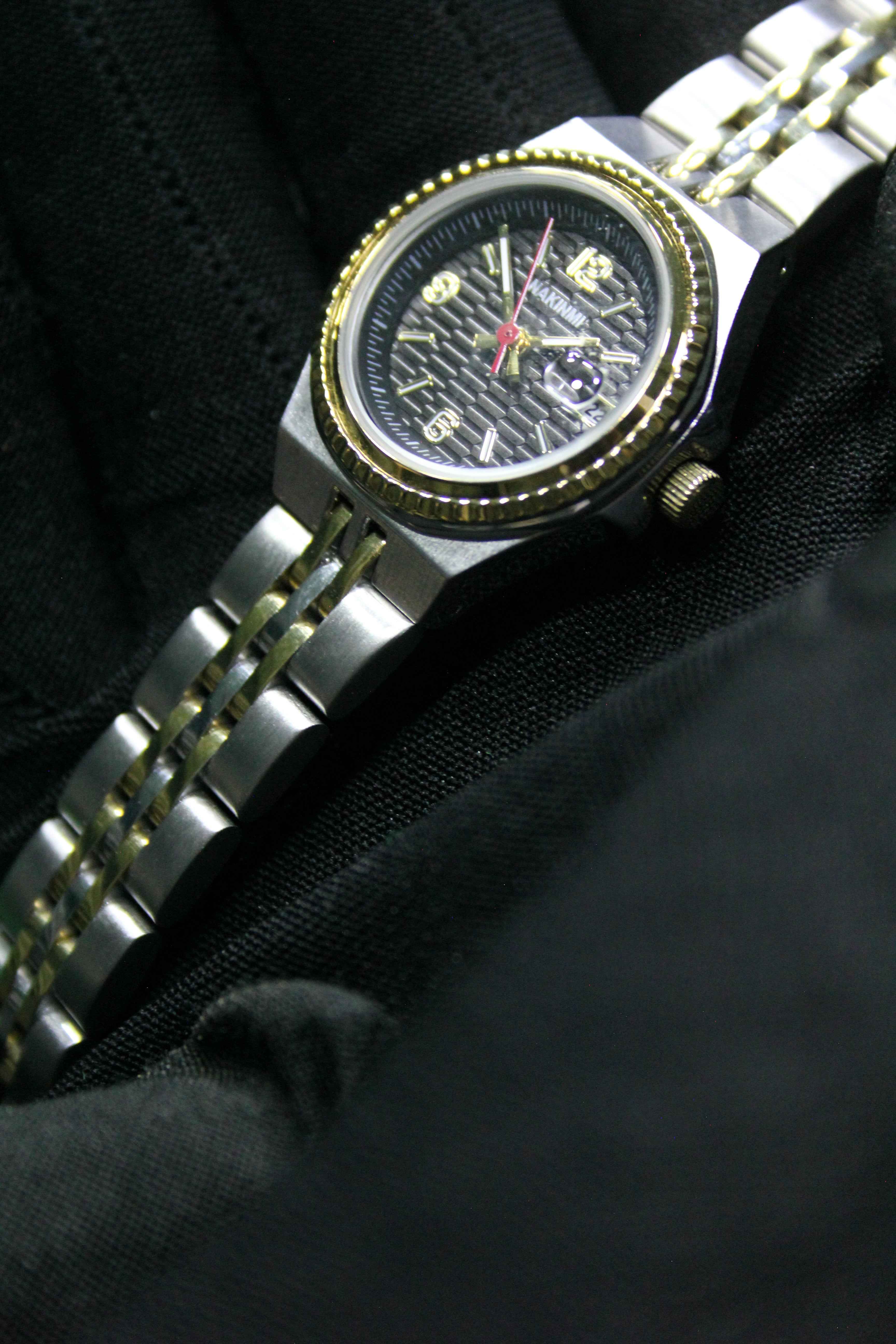 NIKINMI Women’s Luxury Two-Tone Stainless Steel Wristwatch – Elegant Black Dial with Gold Accents